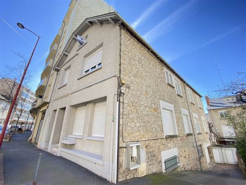 Exclusively, building of 3 apartments ideally located close to shops, transport especially 10 minutes walk from the IUT and university, a T5 of 150 m² a T3 of 60 m² as well as a T2 of 50 m², its last two being currently rented and are in very good co...