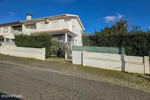 This charming 4 bedroom semi-detached house in Longos, Guimarães, offers the perfect balance between residential tranquility and proximity to essential services. With generous areas and a magnificent view, it is the ideal home for those looking for c...