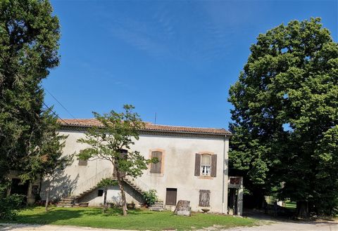 For sale in Alès (South) close to the city center in a quiet farmhouse to restore ideal for creating gîtes (Several independent entrances) with approximately 184 m2 of living space, 467 m2 of outbuildings (Garages, cellars, attics, etc... ). Land wit...