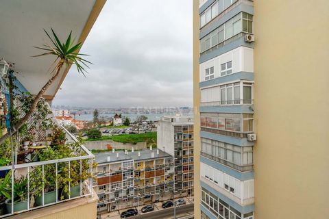 Apartment with a large living room with two fronts, which guarantees a lot of light and fantastic sun exposure (which thus guarantees high thermal comfort throughout the year). The room also has a dining area, living room and sunroom with sun exposur...