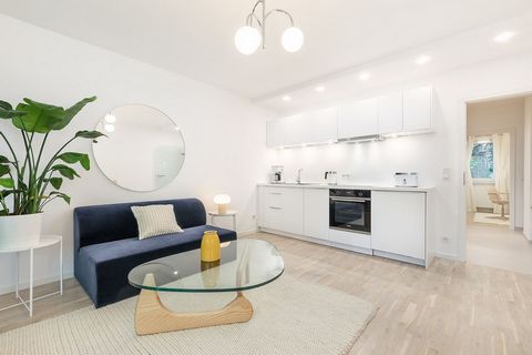 Newly renovated and elegantly furnished ground floor 3 room apartment with all mod cons and gorgeous bay window overlooking a leafy green front garden on a quiet street. Very chic and carefully furnished with a creative flair whilst still brilliantly...