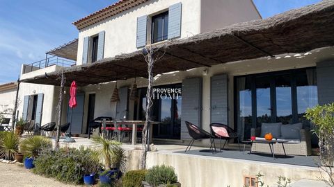 Provence Home, l'agence immobilière du Luberon, vous propose à la vente à Lioux, village à proximité de Gordes, dans un environnement de qualité calme avec vues dégagées, propriété d'environ 258m² composée d'une maison contemporaine d'environ 180m² :...
