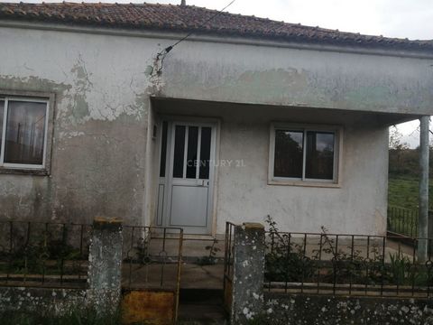 House on a plot of 540 m2. For refurbishment with 2 bedrooms, living room, kitchen and bathroom. It needs works. For those who want to live in the place where you can breathe the air of the Serra. Book your visit now!