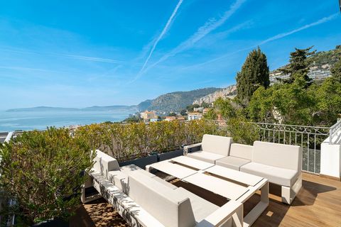 Ideally located in the center of Cap d'Ail enjoying a lovely sea view, close to amenities, Monaco, the beaches and the train station, magnificent town house with swimming pool, carefully renovated with refinement. Built on 4 levels, the villa welcome...