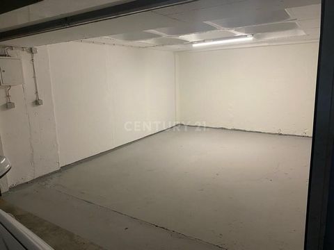 DON'T MISS THIS GREAT OPPORTUNITY! SPACIOUS BOX GARAGE COMPLETELY RENOVATED, WITH AUTOMATIC ELECTRIC GATE, LIGHTS AND ENGINE VERY WELL LOCATED IN SILVES CLOSE TO ALL AMENITIES AND SERVICES This garage is very well located close to all amenities and s...