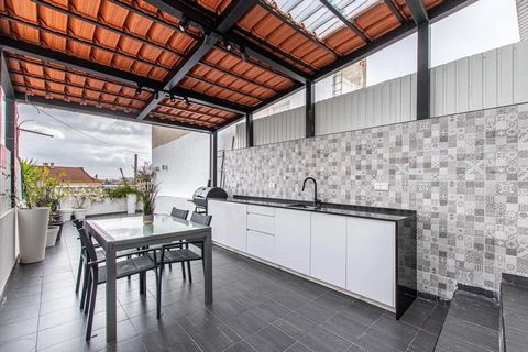 Looking for a home that combines history and modernity? We present to you this charming residence located in the heart of the historic center of Póvoa de Santa Iria. With a privileged location and exceptional amenities, this house is the perfect choi...