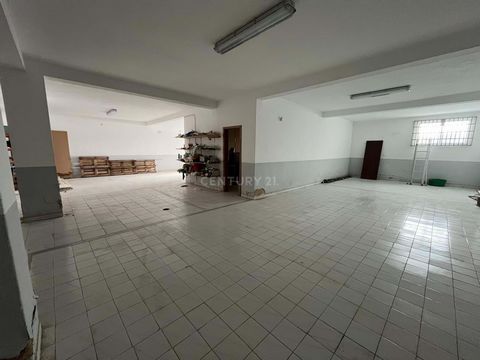 If you are looking for a solution for your business or a warehouse in the city, we have an excellent option: a large area that also has two rooms that can serve as an office, a storage area and a bathroom. It is a basement, but with windows to the fr...