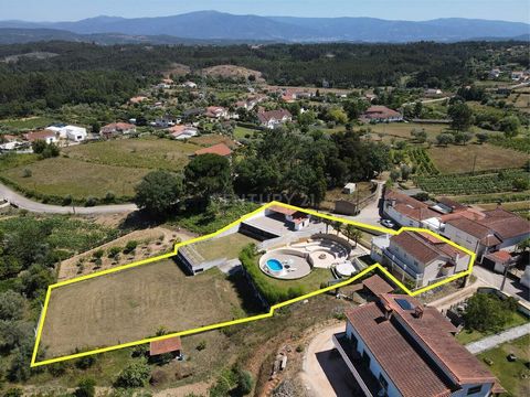For sale detached 3 bedroom house of 218m2 in good conditions with terraces,bar, pool, garden, panoramic views, covered barbeque plus parking area on a quiet location and plot of 2404m2 at 5 min. from Vila Nova de Poiares town,10 min. from Mondego ri...