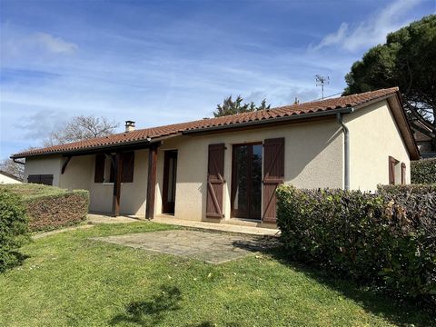Nestled on the heights of Figeac, in a very quiet residential area, this single storey house consists of an entrance with cupboard, a kitchen with cupboards (which can be knocked down to save space), a large, very bright living room (around 31 m²), 3...