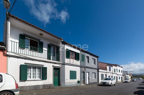 Identificação do imóvel: ZMPT565683 3-bedroom house located in the parish of Fajã de Cima. This house is in good condition and has a good distribution of areas. On the ground floor, a hallway connects all rooms, ensuring easy circulation throughout t...