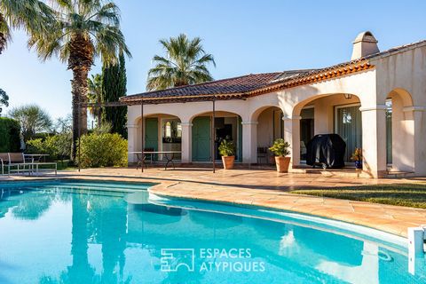 In the heart of a natural and wine-growing area, not far from the village of La Londe, hides behind its hedge a villa with comfortable green shutters. Beautifully crafted, it looks south and towards the softly shaped swimming pool. All around, the ga...