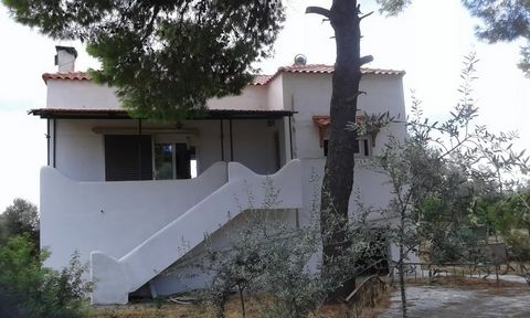 It is a detached house with an area of 100 square meters, built in 1982 and renovated in 2022. It is located in a residential area and has an elevated ground floor view towards the mountain and the sea. It is fully furnished and suitable for both per...
