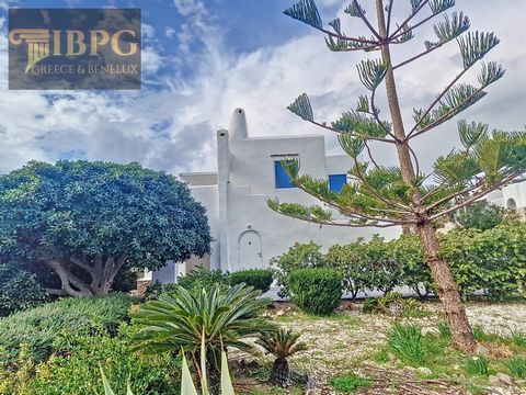 This beautiful maisonette, with Cycladic architecture, offers a comfortable residence with a stunning view of the port of Parikia. It is located on an area of 500m2 in the quiet area of KALAMI, with a surface of 111m2. The ground floor includes two b...
