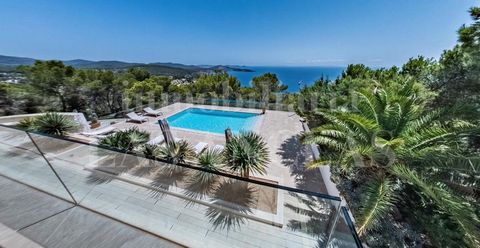 In a privileged location in one of the most prestigious places on the island we find this wonderful mansion that delights us with a modern but at the same time warm style with a representative natural stone tower that integrates perfectly into the id...