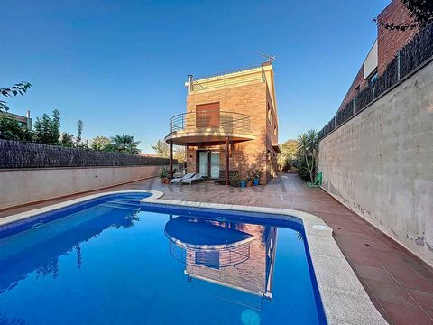 Stunning four-story chalet with a private pool, located in a tranquil neighborhood in Vilafranca del Penedès. The main floor is a space designed for daily comfort and togetherness. A hallway welcomes us and guides us towards the bright dining area. S...