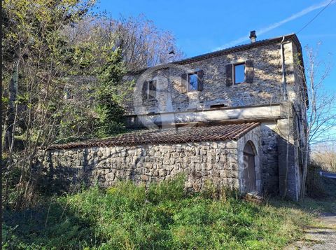 Stone house on a plot of 3 hectares, with forest. Located 10 minutes from Aubenas and 5 minutes from Lalevade, this beautiful house to renovate is located on the edge of the main road. Ideal for investors for apartments or seasonal cottages. It consi...