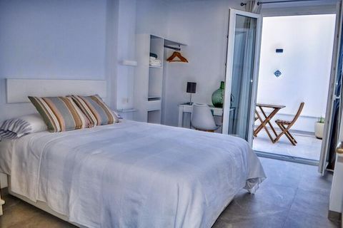 Bienvenido a nuestro acogedor apartamento en la encantadora ciudad costera de Conil, que ofrece el refugio perfecto para una familia de cuatro personas en medio de los impresionantes paisajes del sur de España. Ubicado en el primer piso de un edifici...