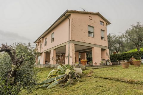 This house is a rustico that still needs to be renovated. But this is precisely what offers a huge opportunity, as you have the chance to design the house entirely according to your individual ideas and needs. The heart of this property is undoubtedl...