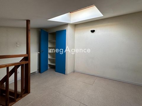 At the western entrance to Poitiers, close to all amenities and bus lines, we offer this duplex apartment with an area of approximately 34m². Currently for rent, this property is aimed at owners wishing to invest or live there. On the 1st floor, it h...