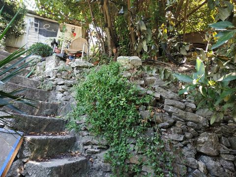 In het prachtige Skyros, op slechts 650 meter van de kust, wordt een traditioneel huis ontdekt dat wacht om volledig gerenoveerd te worden. De woning is gelegen in een prachtig gebied van 1000 vierkante meter, met een goed onderhouden tuin die een pr...
