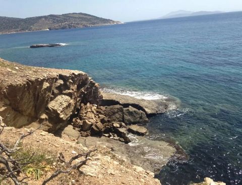 Unique Agricultural Land with Beach in Galanado, Naxos Location: Galanado, Naxos Area: 16,000 sq.m. Slope: Amphitheatrical Access: Dirt road Orientation: Southwest Features: Beach with Sand: It has its own sandy beach, offering a unique holiday exper...
