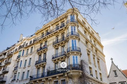 Nice Buffa: At the heart of the Carré d'Or, on the upper floor of a beautiful bourgeois building in cut stone from 1908, this 85m² corner and traversing apartment cultivates the timeless charm of the old while benefiting from two balconies and an uno...