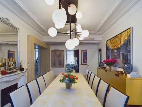 Idéalement situé dans le quartier de Chaillot, à proximité de la Place des États-Unis, cet appartement combine à merveille les caractéristiques d'un espace familial et d'un lieu de réception prestigieux. Niché au sein d'un élégant immeuble haussmanni...