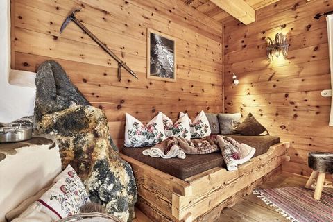 De Felsenhütte is een juweel van onze almhutten. Een mix van veel steen, oud hout, sparren- en dennenhout, gehakt en geborsteld, allemaal onbehandeld.