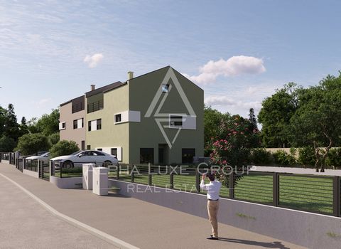 Poreč - Charmantes doppelhaus mit pool Zum Verkauf steht ein exquisites Doppelhaus, das moderne Architektur auf 120 m² Wohnfläche präsentiert, ergänzt durch einen 350 m² großen umzäunten Garten, nur 5 km vom lebendigen Zentrum von Poreč und seiner at...