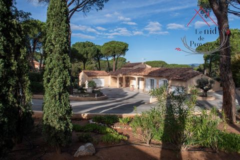 Le Nid de Provence offers you this charming single-storey villa located in a sought-after area in the south of Vidauban (Var). This building offers a living area of 112 m2 divided into five rooms. A beautiful cathedral lounge area gives access to a s...
