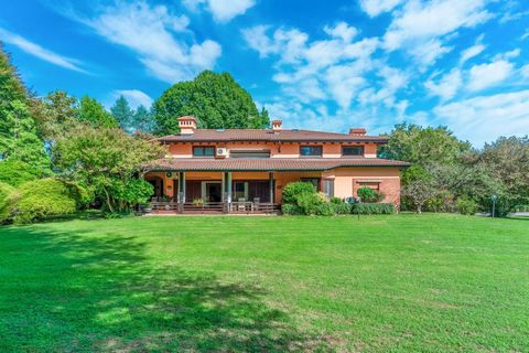 Prestigious villa for sale with swimming pool in Dormelletto. The villa is only a few steps away from the beaches of the Piedmont coast of Lake Maggiore. Equally close is the town centre, which can also be reached on foot. The elegant villa is immers...