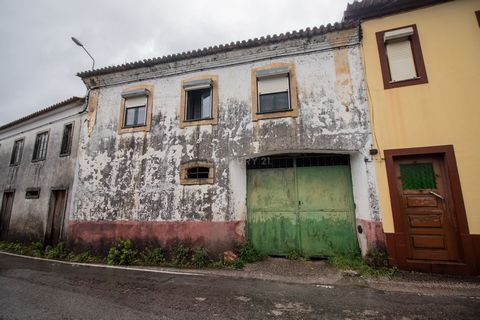 In deze idyllische hoek van Reguengo, in Lousã, vindt u een groep rustieke woningen met een echte belofte om terug te keren naar uw oorsprong en contact te maken met de natuur, terwijl u de nabijheid van de bruisende stad Coimbra behoudt. De twee oud...