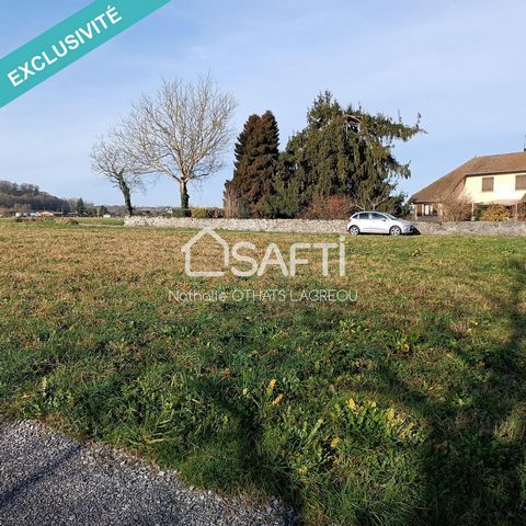 Located in the charming village of Viellenave-de-Navarrenx, this flat 1059 m² plot of land offers the ideal opportunity to build the house of your dreams. Nestled in a typical Béarnais environment, this subdivision of four plots of land benefits from...
