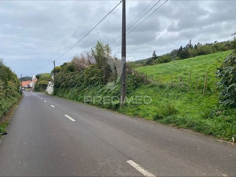 Dieses rustikale Land in der Gemeinde Norte Grande ist eine einzigartige Investitionsmöglichkeit. Mit einer Gesamtfläche von 2178 m2 ist dieses Grundstück baubar und bietet einen herrlichen Blick auf das Meer und die Insel Graciosa. Darüber hinaus li...