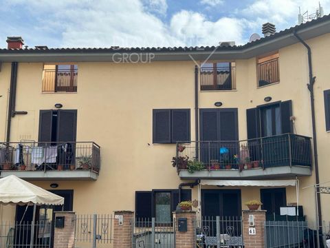 CASTIGLIONE DEL LAGO: Centrally located close to all services, first floor flat of 80 sqm comprising living room, kitchenette, hallway, two double bedrooms, two bathrooms and two terraces. Nicely finished. The property includes a basement garage of 3...