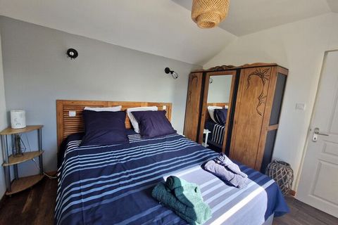 Dieses originell angelegte Ferienhaus für bis zu 4 Personen befindet sich in ruhiger Lage, nur 5 Autominuten vom bekannten Seebad Pleneuf-Val-André entfernt. Im Erdgeschoss verfügen Sie über ein geräumiges Schlafzimmer mit Bad, das auf eine schöne, e...