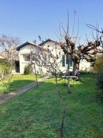 It is in a quiet residential area close to the hospital that you will find this charming house, completely renovated, with its enclosed garden with trees. The living room is approximately 49 M², very bright, with open fitted and equipped kitchen. The...