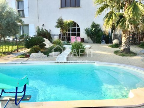 Near AIGUES-MORTES, 15 minutes from the sea, in the heart of the small camargue, this magnificent property of more than 8 hectares consists of a farmhouse of 300m2 of living space and an equestrian complex. A very nice relaxation area surrounds the f...