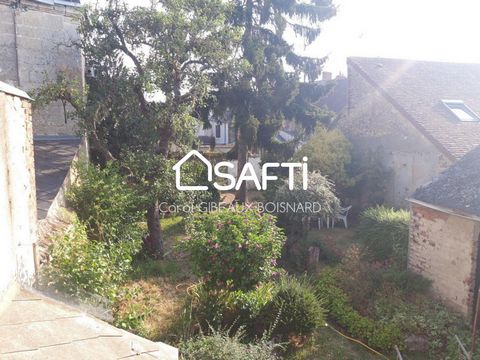 This semi-detached house of 1800, located in the city center of Châteaudun just waiting to find a second youth. Its cement tiles and oak parquet point of Hungary, gives it a certain charm. Located on a plot of 340m², it has a paved courtyard leading ...