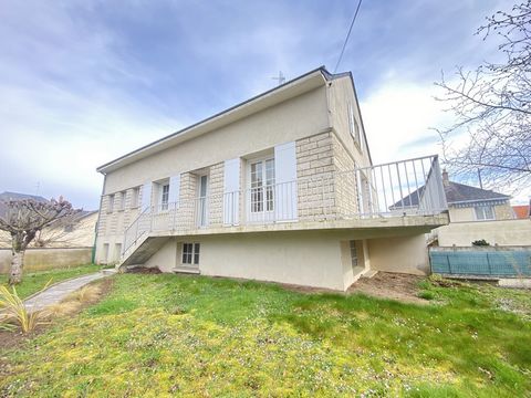 House from 1974 on 403 m2 of land comprising: -In the basement: garage, boiler room, storage room, cellar. - On the ground floor: entrance, hallway, living room with fireplace, kitchen, two bedrooms, office, toilet, bathroom. -Upstairs: landing, dres...