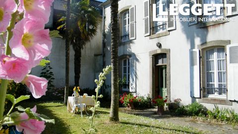 A26784SEB29 - Discover this charming 5-bedroom townhouse just a brief 5-minute drive from the beach in a vibrant and sought-after town. The spacious kitchen, bright rooms, secluded garden, play spaces and umpteen bathrooms make this an imposing famil...