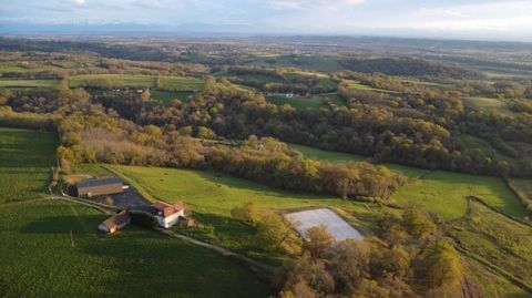This wonderful site offers you the tranquility of the countryside and quick access to all amenities. The Compostel path is 1.5 km away and many hiking trails are accessible. The 11.22Ha property in one piece offers a magnificent view of the Béarnaise...