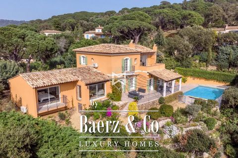 Lovely Provençal villa in Gigaro of 220m2 in a private domain with caretaker. This sought-after location immerses us in a soothing setting of calm and preserved nature. It was renovated in 2017 with an extension in 2024 on 2600m2 of land planted with...