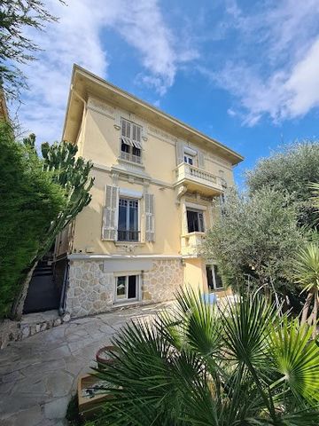Charming mansion 'Belle Epoque' located in the residential area of Cimiez, close to the city center, elementary and secondary schools, dating before 1948. This 275m² mansion on 2 floors (G+1 with a habitable basement) will seduce you with its unobstr...