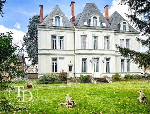 A 5-minute walk from the Chatellerault TGV station, connecting Paris in 1.5 hours, a magnificent 19th century mansion located on a walled park with centuries-old trees and various outbuildings. This property has been completely renovated with quality...