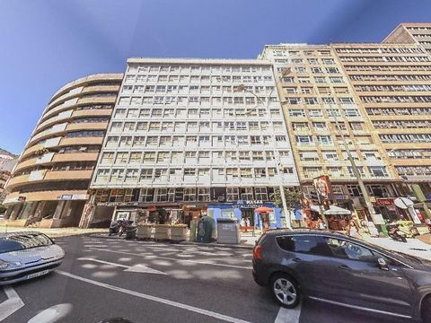 Central office for sale or rent in Plaza de Pontevedra, with a constructed area of 45 m2 distributed between a cozy reception area, two offices and a bathroom. This property offers additional amenities such as concierge services and an elevator for a...
