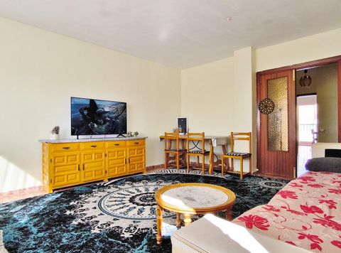 Odkryj ten uroczy apartament na sprzedaż, z 3 sypialniami, 2 łazienkami i niezależną kuchnią, oferujący łącznie 102 metry kwadratowe elegancji i komfortu w prestiżowej dzielnicy Las Lomas, Roquetas de Mar. Wyróżnione funkcje: ✨ Wyjątkowa jasność: Zan...