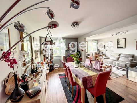 SAINT-MALO, Madeleine sector near the shopping center and several bus stops. Apartment of 86 m2 on the 2nd floor composed of an entrance with cupboards, a large bright living room, a recent fitted kitchen and a scullery, two bedrooms, a bathroom and ...