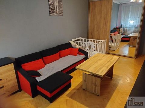 Centrum Krakowskich Nieruchomości oferuje do sprzedaży 2 pokojowe mieszkanie w dzielnicy Śródmieście, Olsza. Mieszkanie znajduje się na 1 piętrze w 4 piętrowym bloku. Mieszkanie o powierzchni 51,21 m2 składa się z: - jasnej kuchni - 2 pokoi - przedpo...