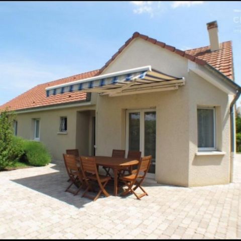 Come and discover this beautiful single-storey house of 111m2 built in 2002. It is composed of: a hall with cupboard, 4 bedrooms with dressing rooms, a fully equipped kitchen opening onto a large living room of about 50m2, a bathroom, a pantry, a gar...